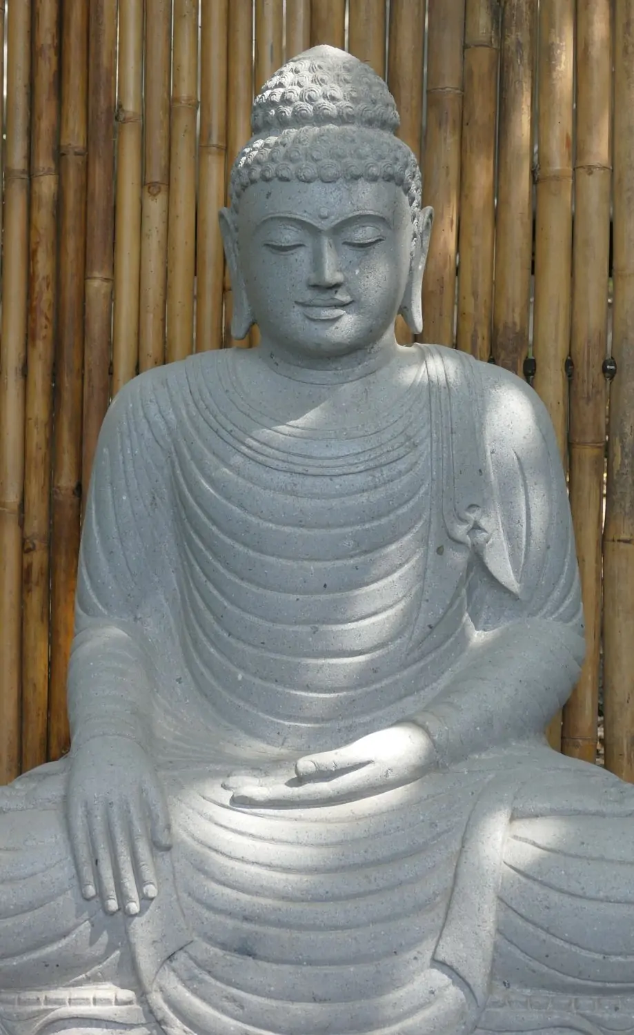 Artikelbild 2 des Artikels “Sitzender Buddha aus Flussstein in Bhumisparsha - Geste des Berührens der Erde. 120 cm Höhe. einzigartige Version “